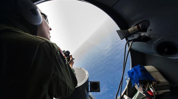 جندي فرنسي مشاركاً في عمليات البحث عن الطائرة (رويترز)