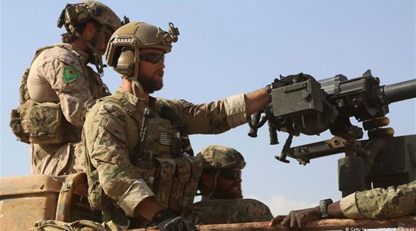 جندي أمريكي مرتدياً شعار الأكراد على بذته (أ ف ب)