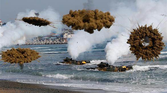 كوريا الجنوبية تلقي قنابل دخانية أثناء تدريب عسكري(رويترز)
