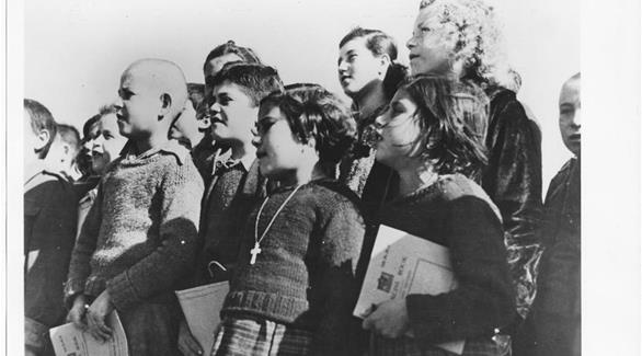 أطفال أوروبيون في أحد مخيمات اللجوء في الشرق الأوسط في 1945(لافانغوراديا)