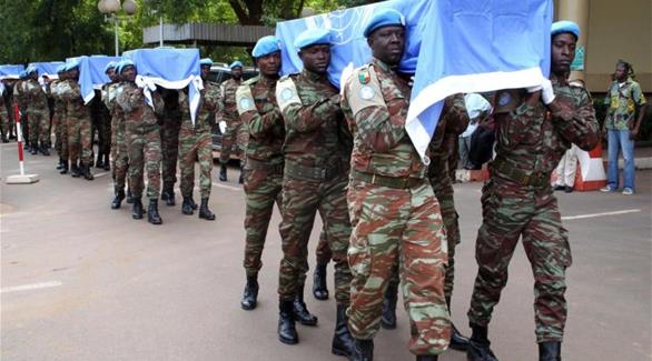 جنود من الأمم المتحدة يشيعون جثامين جنود آخرين قتلوا في مالي (أرشيف) 
