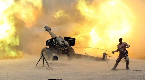 عنصر من القوات العراقية يطلق نيران مدفعية في معارك الفلوجة ضد داعش (رويترز)
