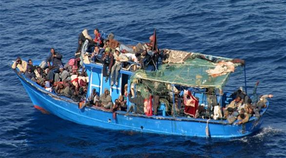 مركب صيد محمل بمهاجرين غير شرعيين في  عرض السواحل الليبية(وكالة الأنباء الإيطالية)