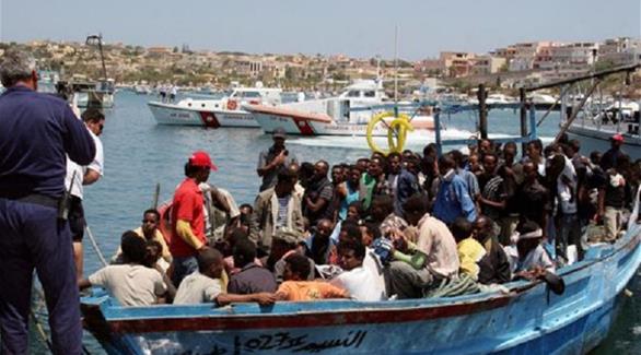 قارب يقل مهاجرين قرب سواحل ليبيا (أرشيف) 