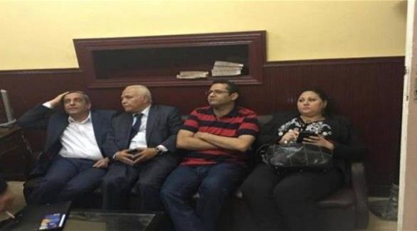 نقيب الصحافيين (أقصى اليسار) أثناء احتجازه أمس في قسم قصر النيل (أرشيف)