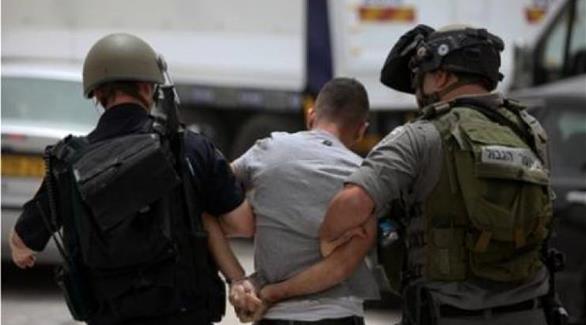 جنديان إسرائيليان يعتقلان شاباً فلسطينياً (أرشيف)