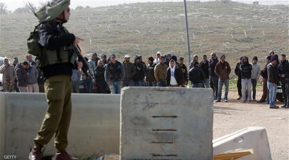 جندي إسرائيلي لمنع دخول الفلسطينيين إلى مناطق إسرائيل(غيتي)