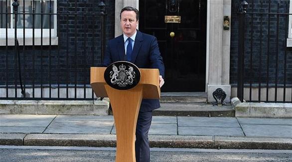 رئيس الوزراء البريطاني ديفيد كاميرون من أمام منزله (أرشيف)