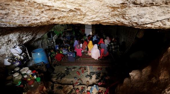 الأطفال السوريون داخل مدرستهم تحت الأرض (رويترز)