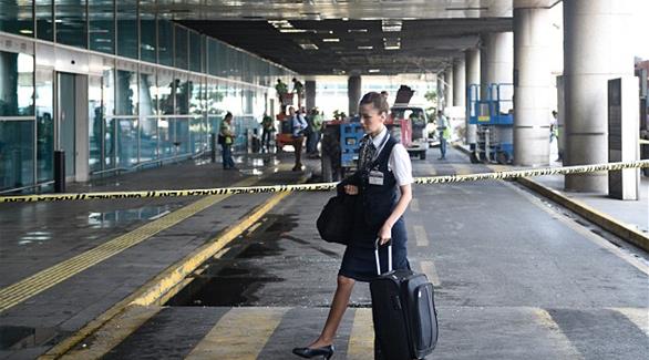 مضيفة طيران في مطار أتاتورك بعد يوم من التفجيرات الإرهابية (أرشيف)