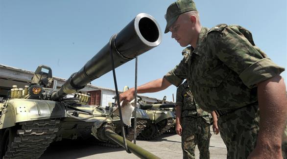 جندي يعتني بإحدى الدبابات الروسية (أرشيف)