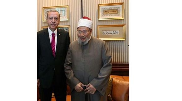الرئيس التركي رجب طيب أردوغان ويوسف القرضاوي(أرشيف)