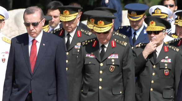 صورة أرشيفية لأردوغان مع بعض قادته العسكريين(أ ب)