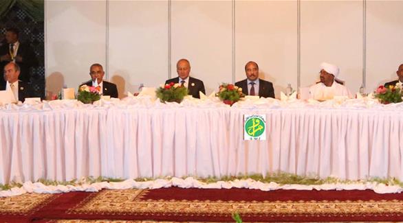 الرئيس الموريتاني متوسطاً المسؤولين العرب يوم أمس قبل القمة (الوكالة الموريتانية للأنباء)