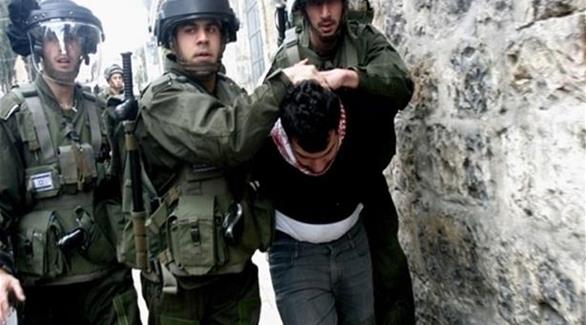 قوات الاحتلال وهي تعتقل أحد المطلوبين(أرشيف)