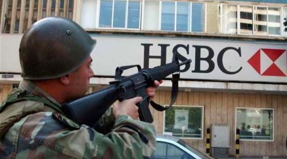 جندي لبنان يقف بجانب أحد فروع المصرف البريطاني  (أرشيف)