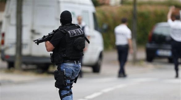 شرطي فرنسي أمام موقع الهجوم على الكنيسة (أ ف ب)