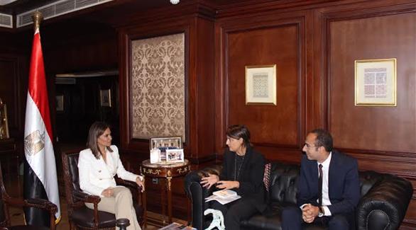 وزيرة التعاون الدولي المصرية سحر نصر مع مسؤولي الوكالة الفرنسية للتنمية(أرشيف)