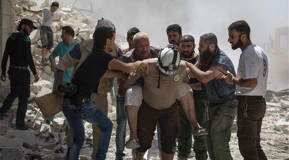 عمليات نقل المصابين جراء القصف في حلب (أ ف ب)