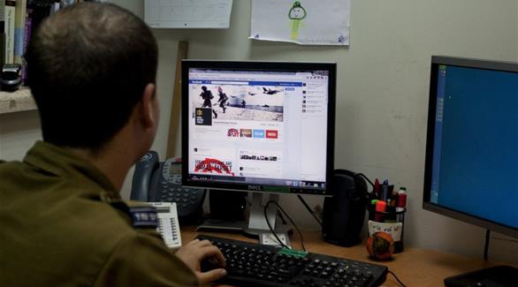 جندي اسرائيلي يتابع صفحة جيش الاحتلال على فيس بوك