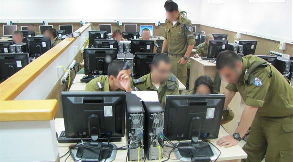 جنود الاحتلال أثناء استخدامهم للكومبيوتر 