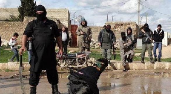 إرهابي داعشي يعدم رجلاً في سوريا (أرشيف)