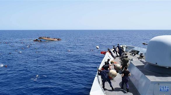 البحرية الإيطالية أثناء إنقاذ مهاجرين (أرشيف)