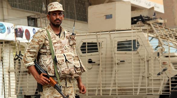 عنصر من الجيش اليمني في مدينة عدن (رويترز)