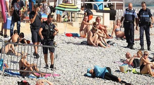 الجدل حول البوركيني يتجدد في فرنسا بعد إرغام امرأة مسلمة على نزع قميصها على الشاطىء أمام الشرطة (تويتر)