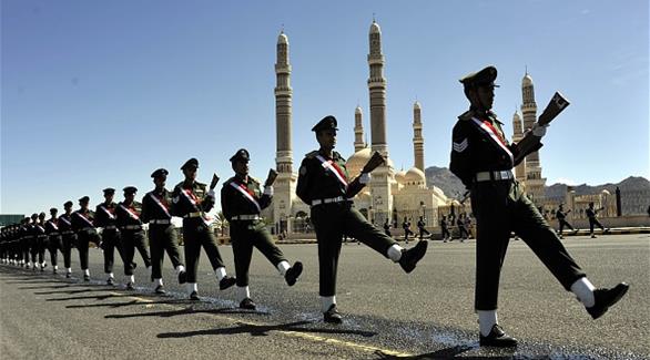 عناصر من الشرطة اليمنية خلال أحد الاستعراضات (الأناضول)