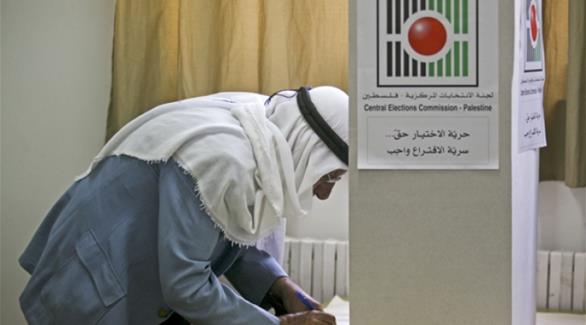 مسن فلسطيني يدلي بصوته (أرشيف)