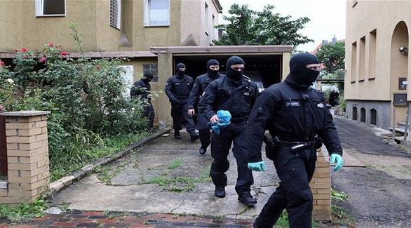 عناصر من الشرطة الألمانية أثناء خروجهم من منزل أحد المشتبه بهم (أرشيف)