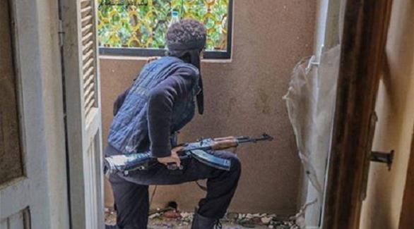 مقاتل موال لقوات الشرعية خلال مواجهات مع الانقلابيين في تعز(تويتر)