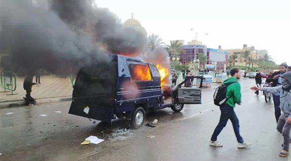عناصر إخوانية تشعل النار في عربة شرطة بالقاهرة(أرشيف)