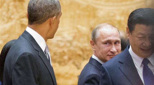 بوتين ينظر إلى الخلف تجاه أوباما خلال قمة آبيك في بكينز (أرشيف - رويترز)