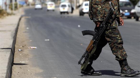 عسكري يتجول في أحد شوارع عدن (شينخوا)
