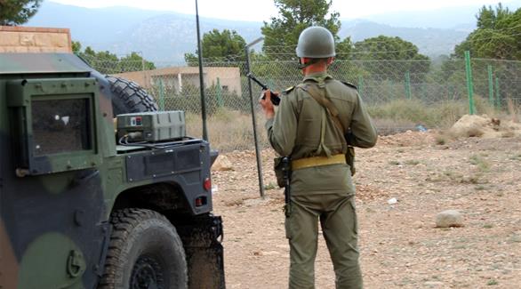جندي تونسي يقف متأهباً خلال إحدى دورياته (غيتي)
