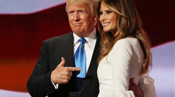 ترامب مشيراً إلى زوجته مالينا خلال إحدى الحملات الإنتخابية (أرشيف)