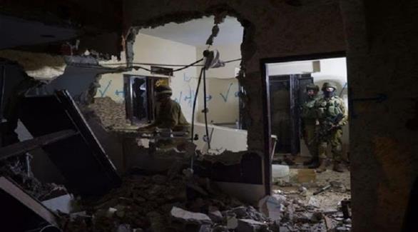 عدد من جنود الاحتلال داخل مبنى الأسير ابريوش بعد تفجيره (تويتر)