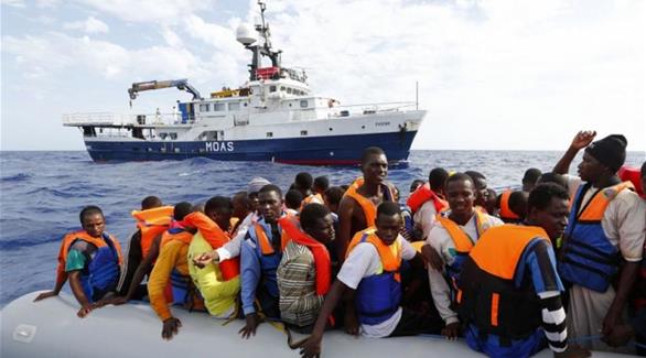 خفر السواحل الإيطالي أثناء عملية إنقاذ المهاجرين (أرشيف)