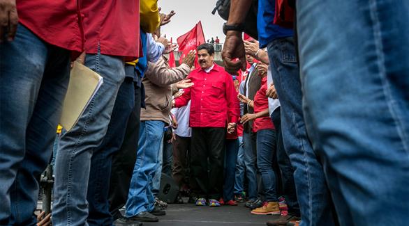 مادورو يتجول بين أنصاره (رويترز)