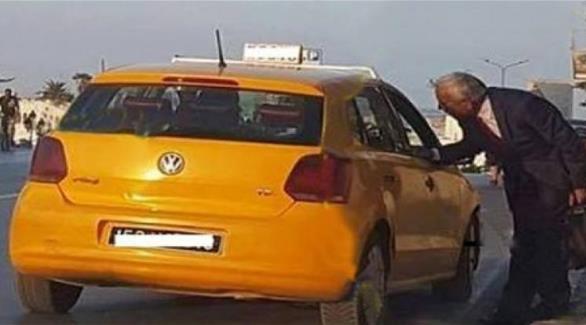الوزير يوقف سيارة أجرة (تويتر)