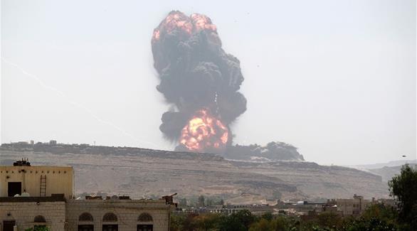 تصاعد الدخان بعد غارة جوية للتحالف على مواقع الحوثيين في مايو(أيار) 2015(أ ف ب)