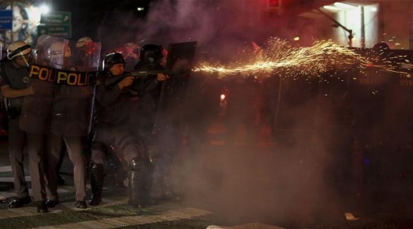 الشرطة البرازيلية تواجه الاحتجاجات (تويتر)