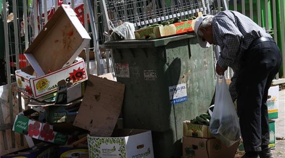 إسرائيلي يبحث عن طعام في القمامة (أرشيف)