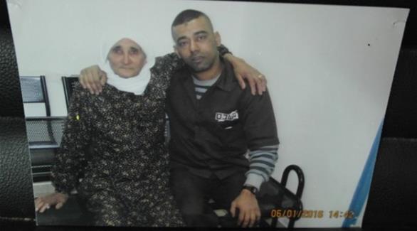 الأسير ياسر ذياب حمدوني مع والدته