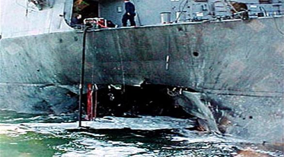 آثار التفجير الذي تعرضت له السفينة الأمريكية يو إس كول في ميناء عدن (أرشيف)