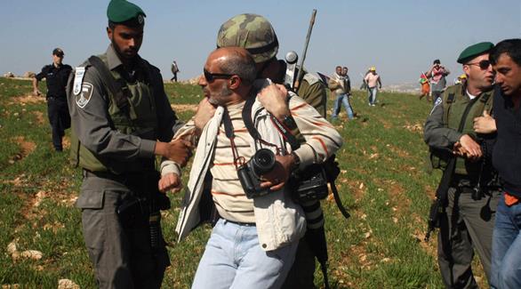24 صحافياً فلسطينياً يضربون عن الطعام في سجون الاحتلال ليوم واحد احتجاجاً على استمرار اعتقالهم (أرشيف)