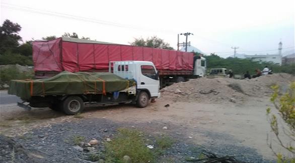 قوات الحزم اليمينة تضبط شاحنتين محملتين بأسلحة قرب بلدة مودية بأبين (المصدر)