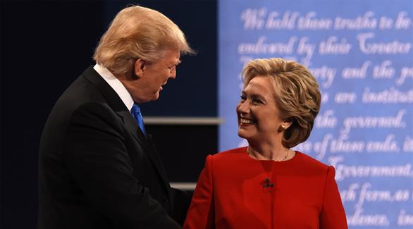 كلينتون وترامب يتصافحان قبل بدء المناظرة الرئاسية (أ ف ب)